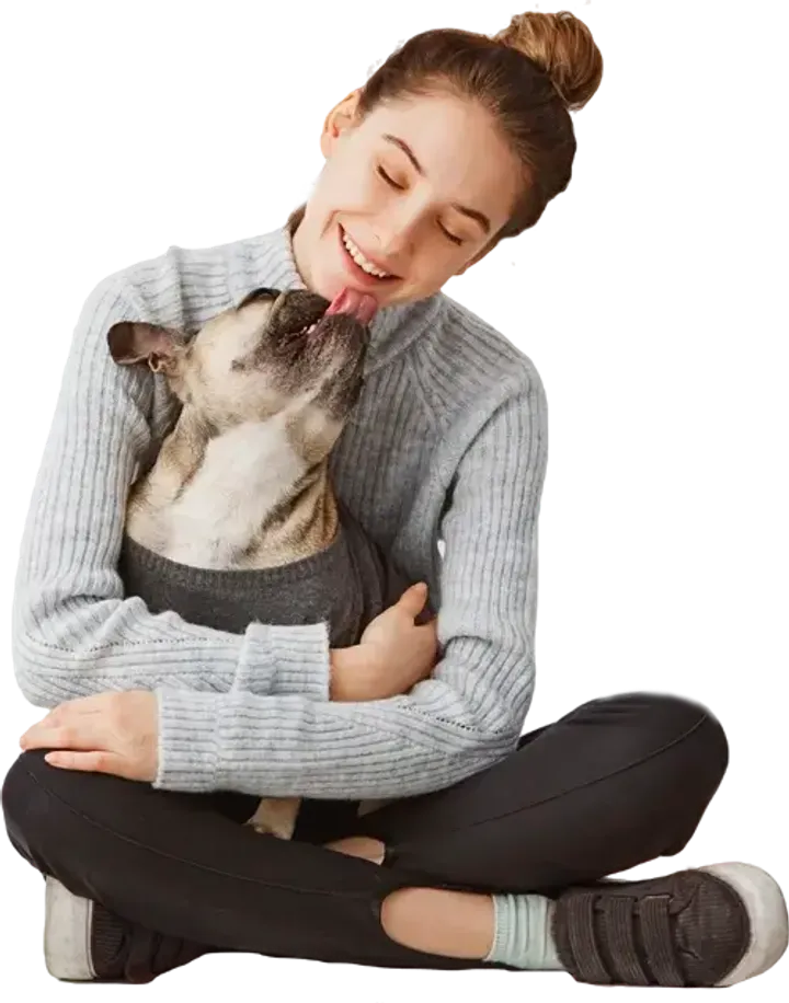 Yavru köpek tutan bir kadın